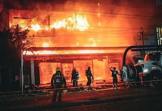 Fuerte incendio arrasó con 3 almacenes frente al Centro Comercial La Plazuela: el fuego persiste