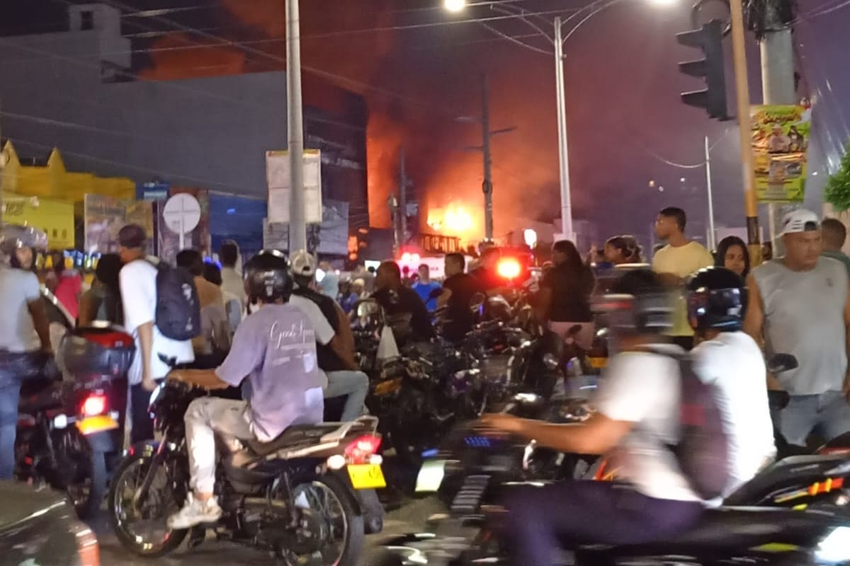 3 locales comerciales, entre las afectaciones que dejó incendio frente a La Plazuela