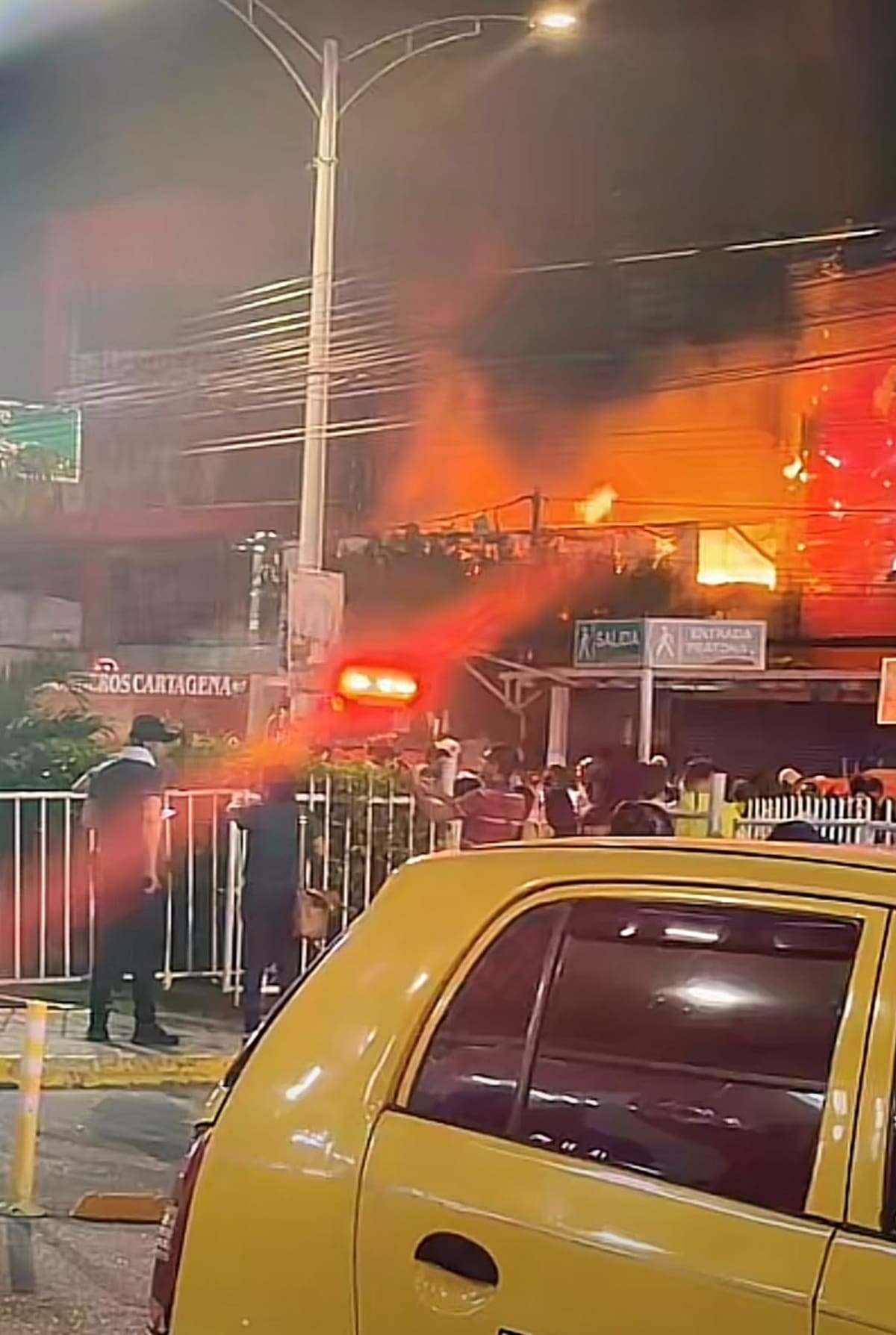 Las llamas que se elevaron frente al Sao de La Plazuela, en Cartagena, generaron momentos de temor durante la noche de este jueves. //FOTO: CAPTURA DE VIDEO EN REDES SOCIALES.