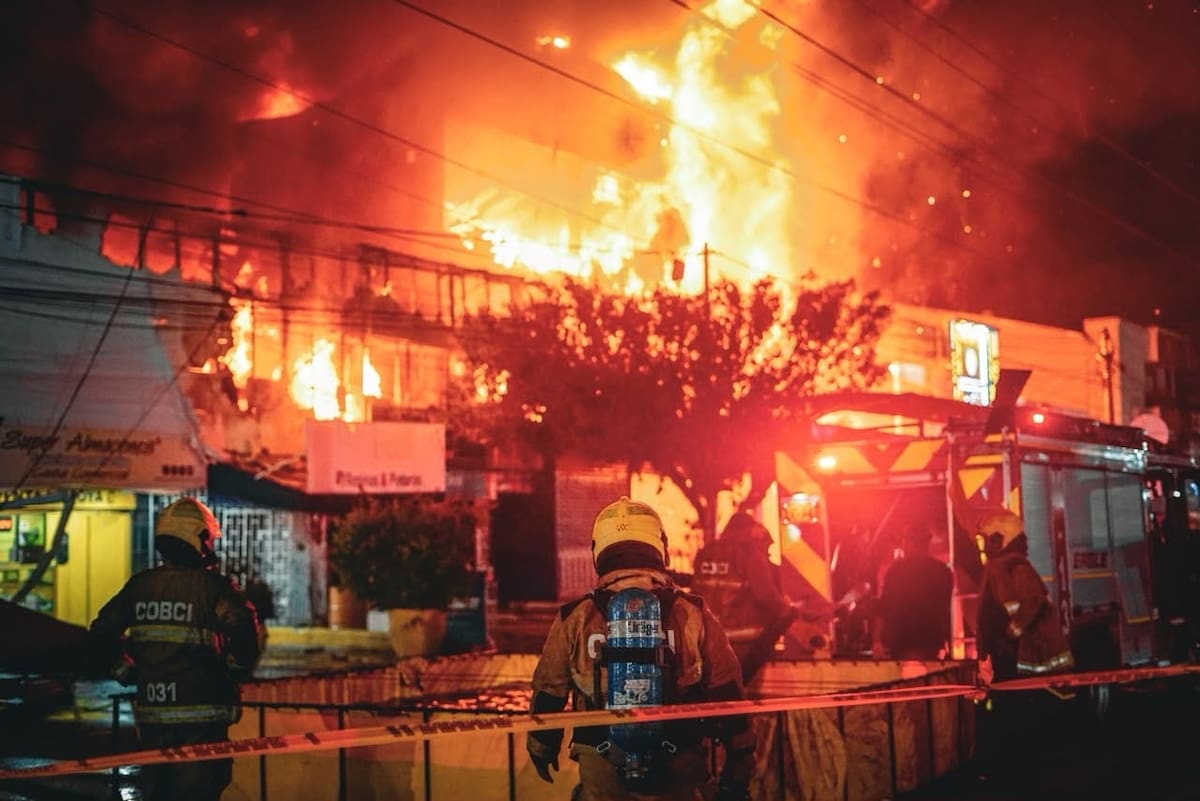 El último reporte del Cuerpo de Bomberos de Cartagena indica que a la 1 am de la madrugada de este viernes, 30 de octubre, pudieron controlar un 70% de las llamas. // FOTO CUERPO DE BOMBEROS DE CARTAGENA.