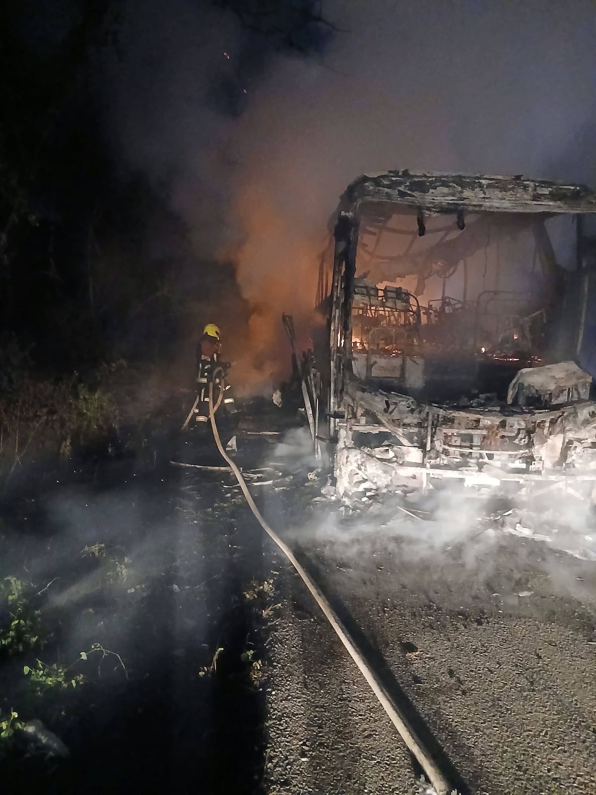 El organismo de socorro confirmó que todos los ocupantes del bus lograron evacuar a tiempo y no se reportaron personas lesionadas. //FOTO BOMBEROS DE SAN JUAN NEPOMUCENO.