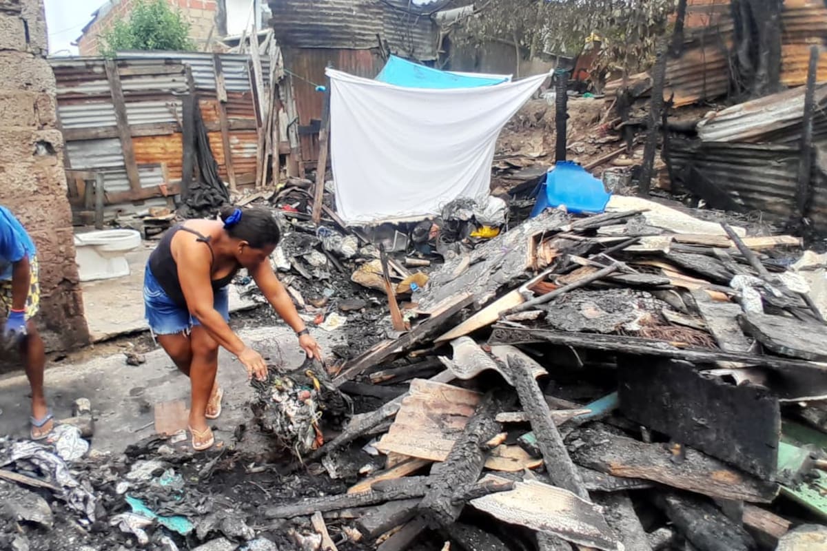 Voraz incendio destruyó tres casas en Loma Fresca el primero de enero