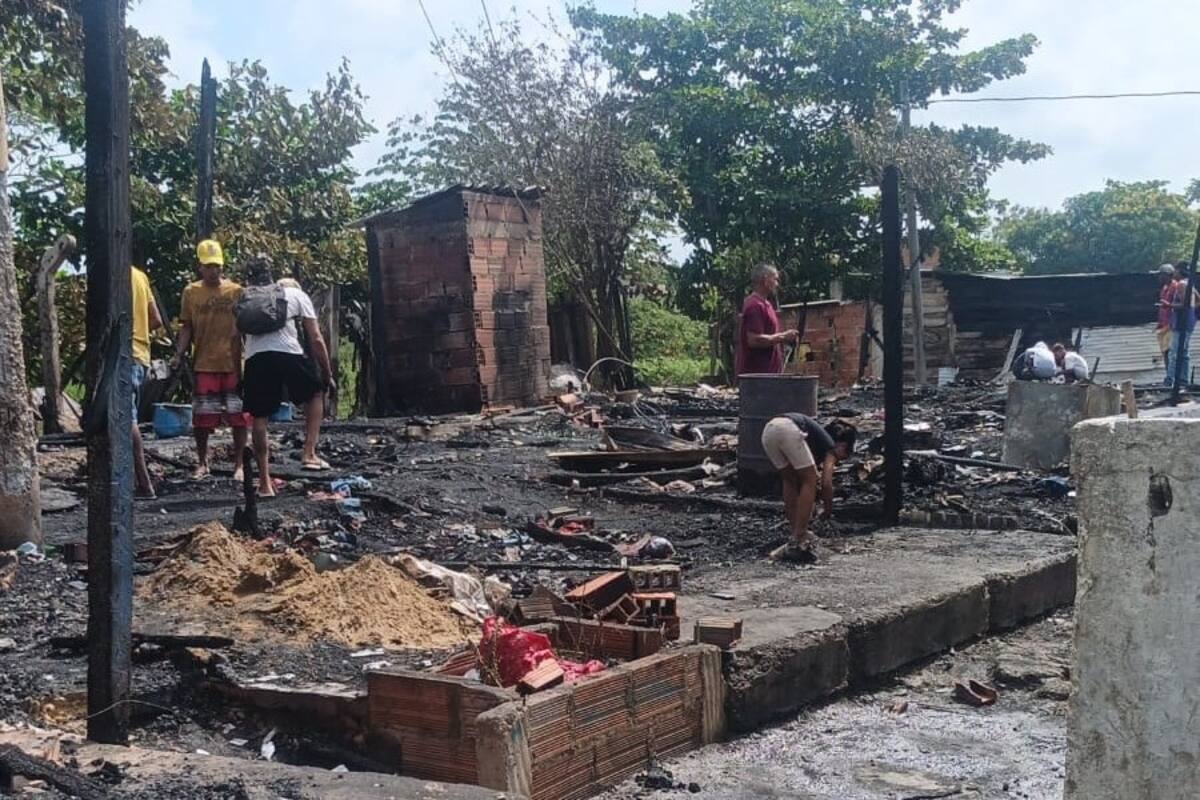 27 personas en la calle por el fuerte incendio que arrasó con 8 casas en Los Campanos