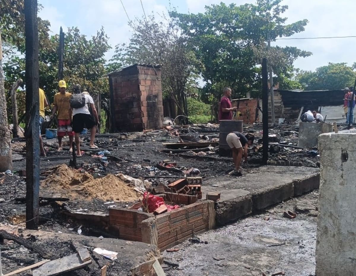 En investigación están las causas del incendio que acabó con ocho casas, en la madrugada de este sábado 14 de febrero, en el sector Revivir del barrio San José de Los Campanos, y que dejó a ocho varias familias en la calle. //EL UNIVERSAL.