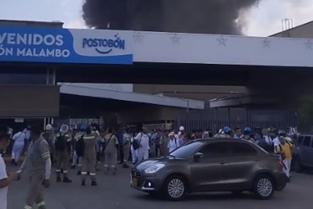 Pánico en planta de Postobón por fuerte incendio: evacuan a los trabajadores