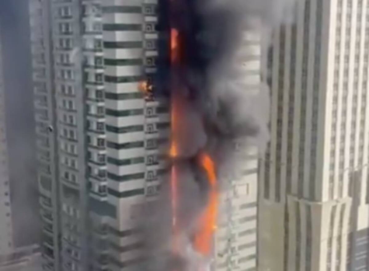 Video capta el momento exacto en que un rascacielos es consumido por el fuego. // Foto: captura de pantalla