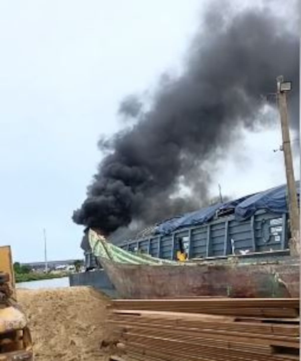 Incendio en un barco de Pasacaballos. Foto extraída de un video tomado por testigos y fuente, y subido a las redes sociales.