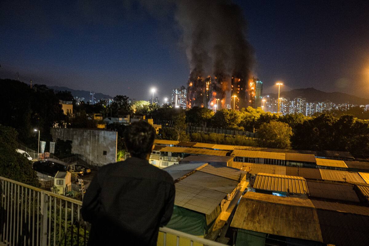 Video: Fuerte incendio en vecindario deja 13 personas muertas