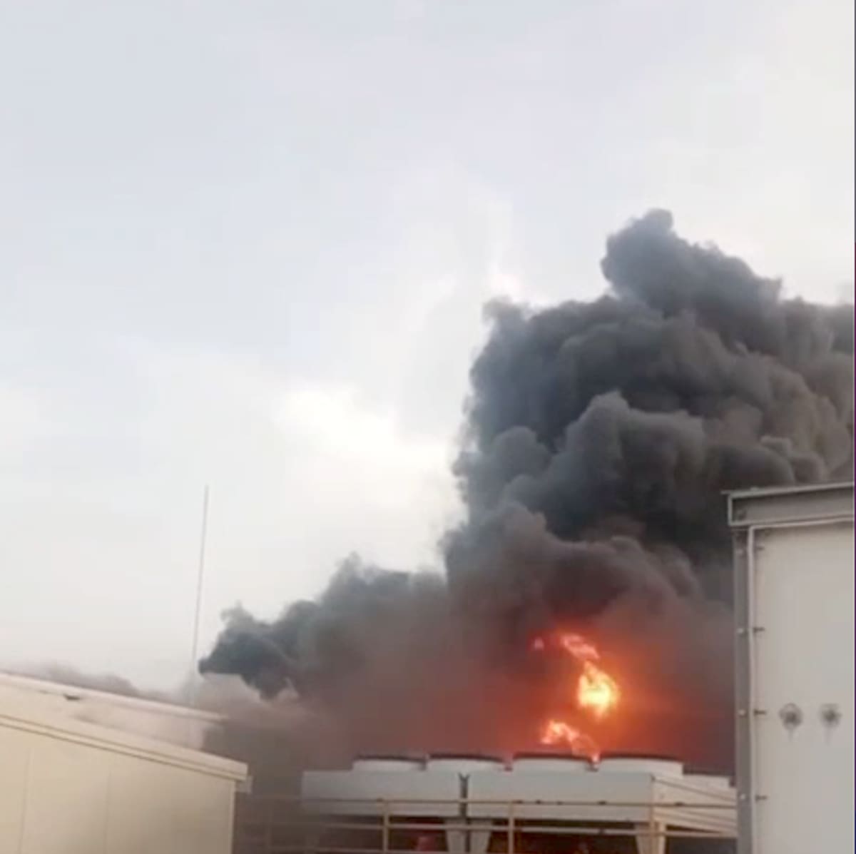 Tres máquinas del Cuerpo de Bomberos de Barranquilla acudieron a atender el incendió que se registró en una fábrica de plásticos en la Zona Franca Sofía de Galapa, Atlántico.//Cortesía Red de Cooperantes.