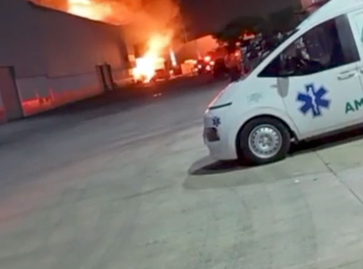 Tres horas, cinco máquinas del Cuerpo de Bomberos y varias unidades se necesitaron para poder controlar las llamas en una bodega de una fábrica de colchones que se incendió la madrugada de este domingo en Galapa, Atlántico.//Cortesía Red de Cooperantes.