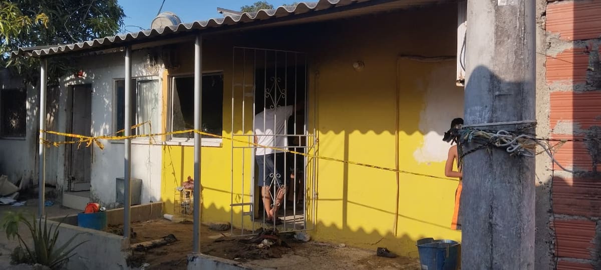 Incendio en el barrio Flor del Campo , en la tarde de este sábado. //Foto tomada por El Universal.