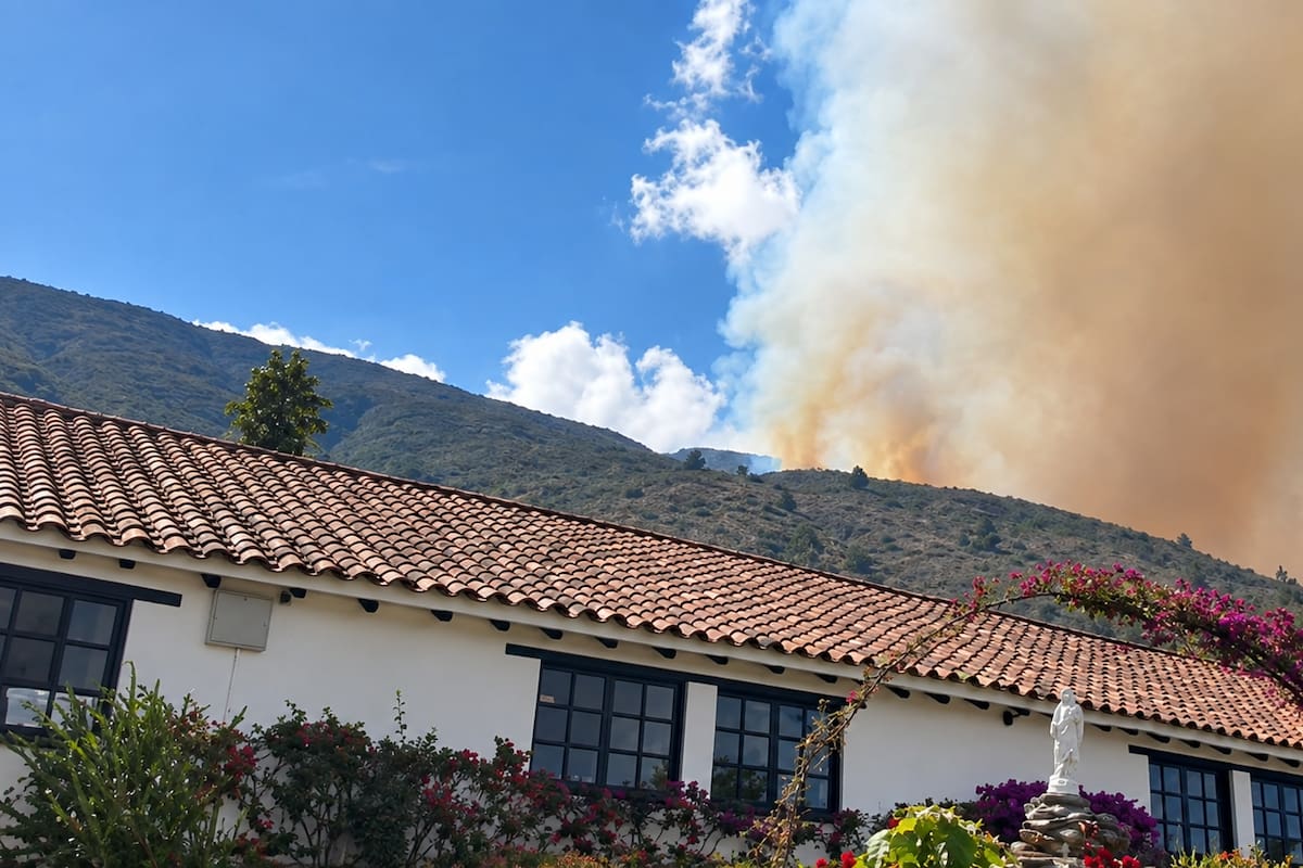 Incendio forestal en Villa de Leyva avanza y obliga a evacuar hoteles