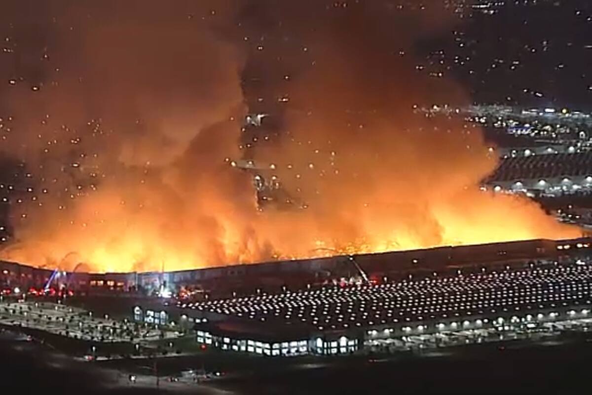 Video: empleado furioso habría provocado un incendio masivo en un almacén