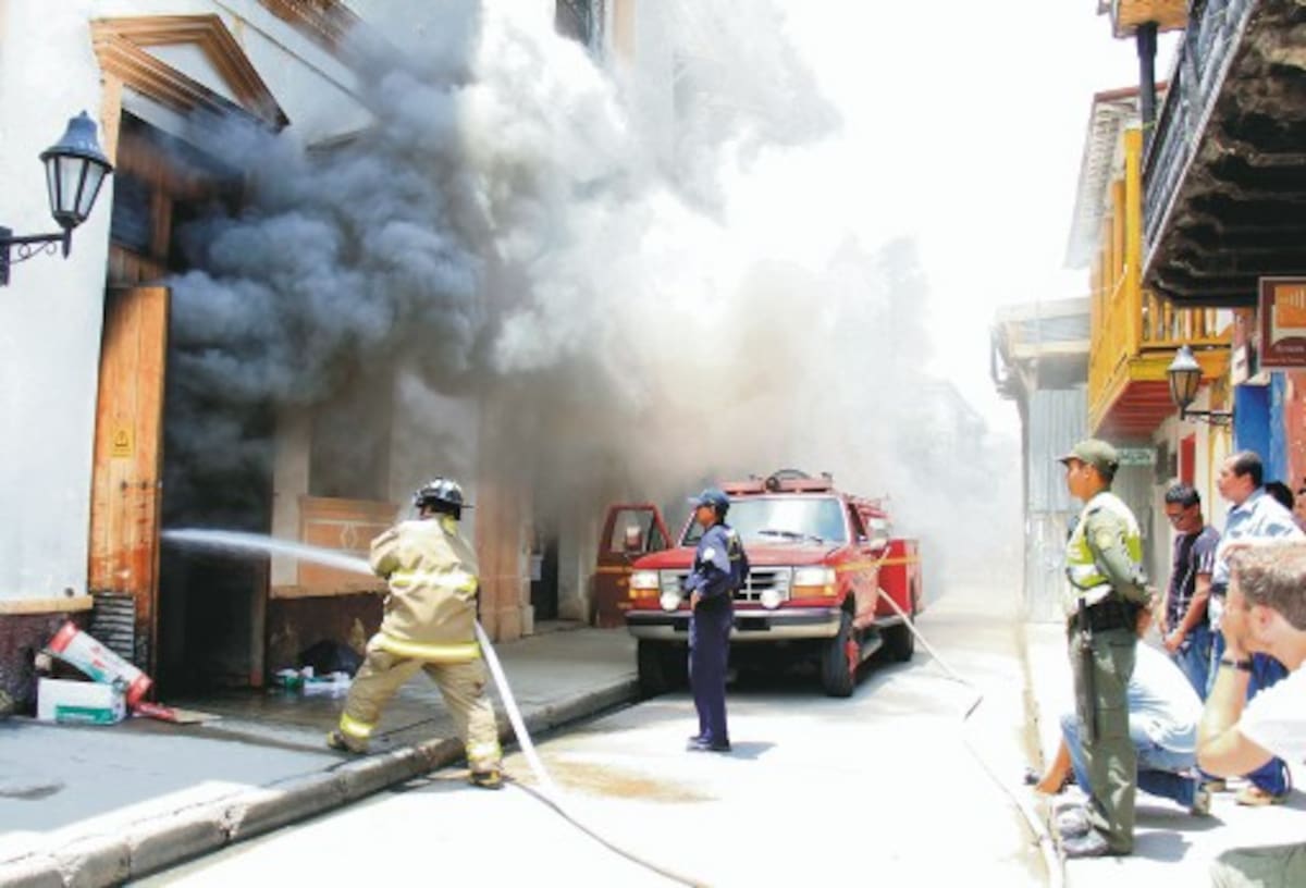 Veinte minutos necesitaron los miembros del Cuerpo de Bomberos para sofocar las llamas en la subestación eléctrica. Incendio1.jpg El Universal
