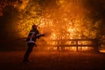 Caos por incendios en EE. UU.: más de 65.000 evacuados y 700 viviendas destruidas