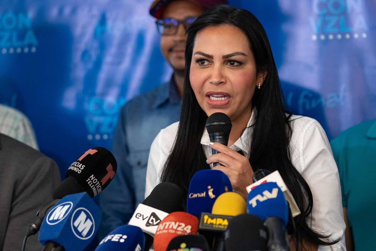 Oposición venezolana condena que se le haya impedido viajar a expresidentes a los comicios