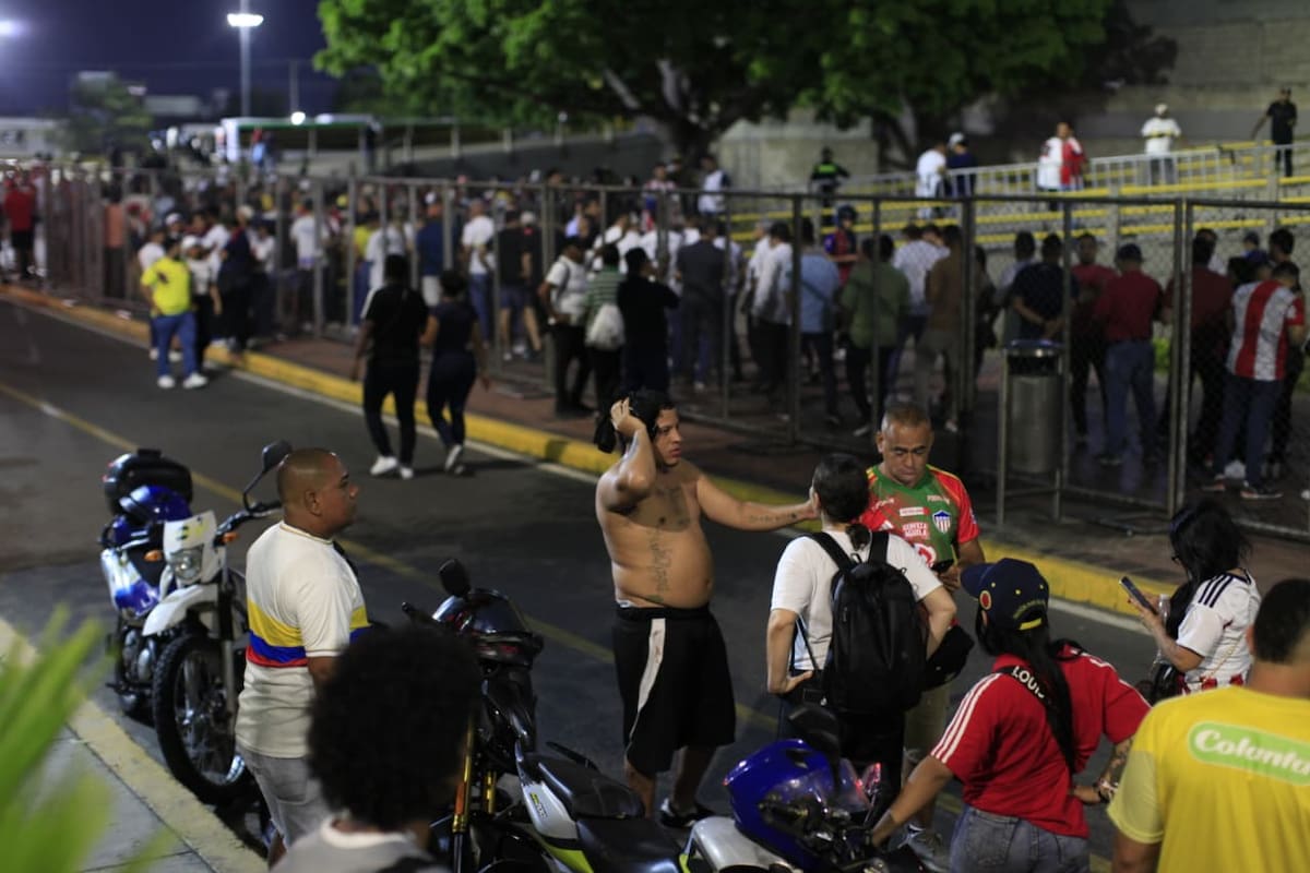 El afectado señala la zona donde fue golpeado durante el ataque de supuestos barristas. // FOTO: EL UNIVERSAL.