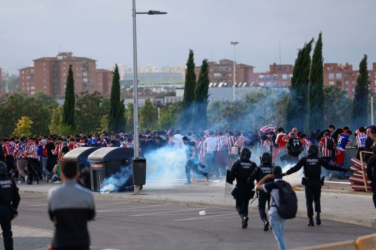 Video: cargas policiales aumentaron tensión previo al Atlético vs. Arsenal