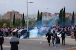 Video: cargas policiales aumentaron tensión previo al Atlético vs. Arsenal