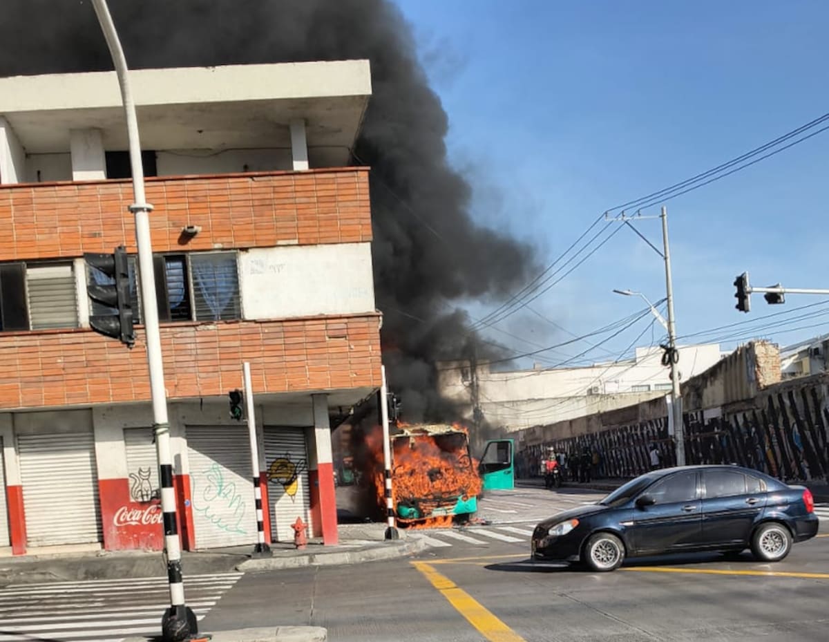 Fueron momentos de angustia los que se vivieron la mañana de este jueves 2 de julio en la Carrera 43 con la Avenida Murillo de Barranquilla donde un bus de servicio público se incendió.// Cortesía Red de Cooperantes.