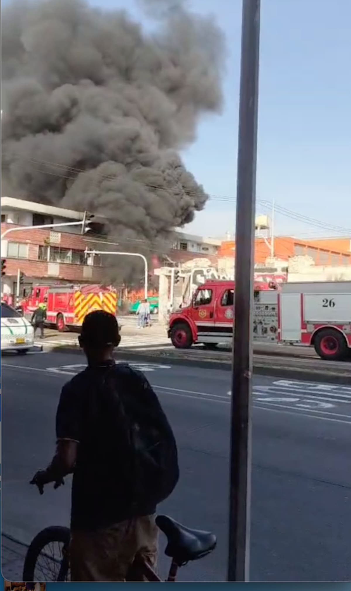 Curiosos que pasaban por el sitio vieron cómo las llamas consumieron el bus de servicio público que se incendió la mañana de este jueves 2 de junio en la Carrera 43 con la Avenida Murillo de Barranquilla.//Cortesía Red de Cooperantes.