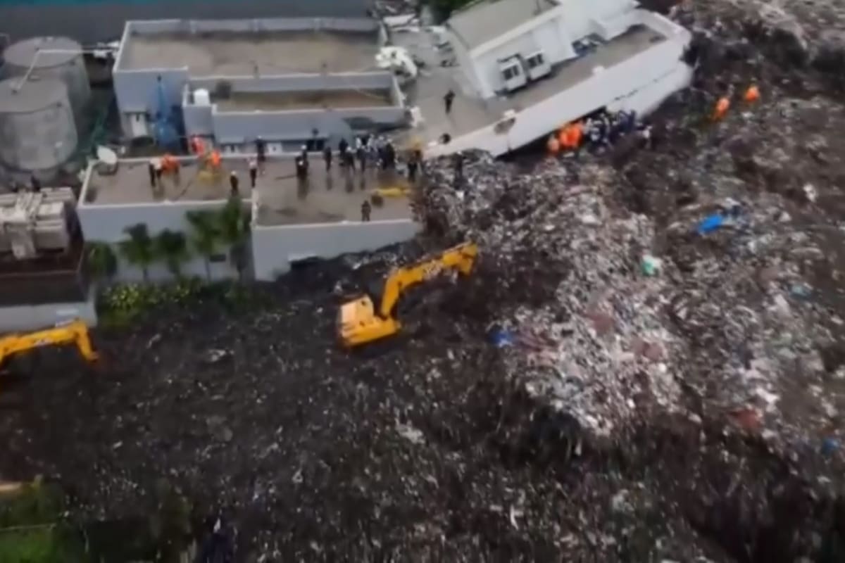 Video: una montaña de basura aplasta un edificio en India y deja decenas de atrapados