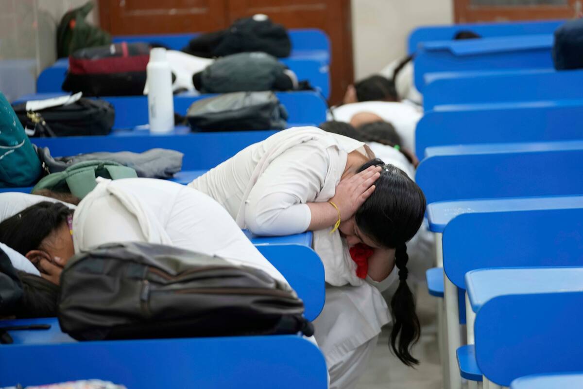 Alumnos de una escuela se refugian durante simulacros en medio de la tensión entre India y Pakistán. // Foto: AP