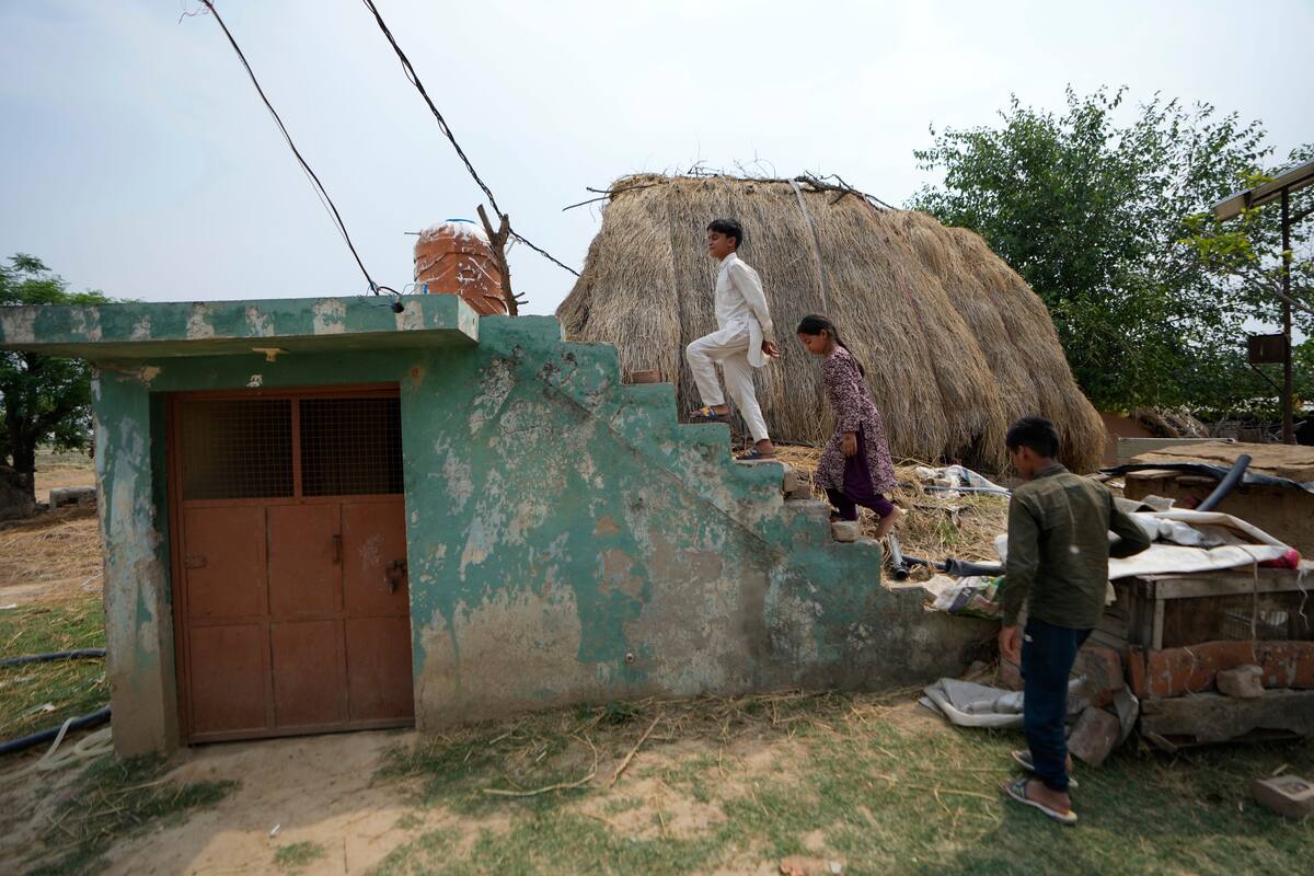 Niños indios caminan sobre un búnker cerca de la frontera internacional entre India y Pakistán. // Foto: AP
