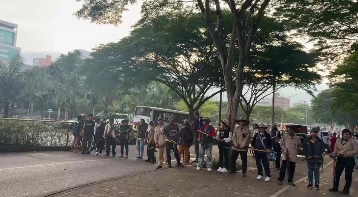 Comunidades indígenas bloquean el acceso a centro administrativo La Alpujarra en Medellín. // Foto: Captura de video.