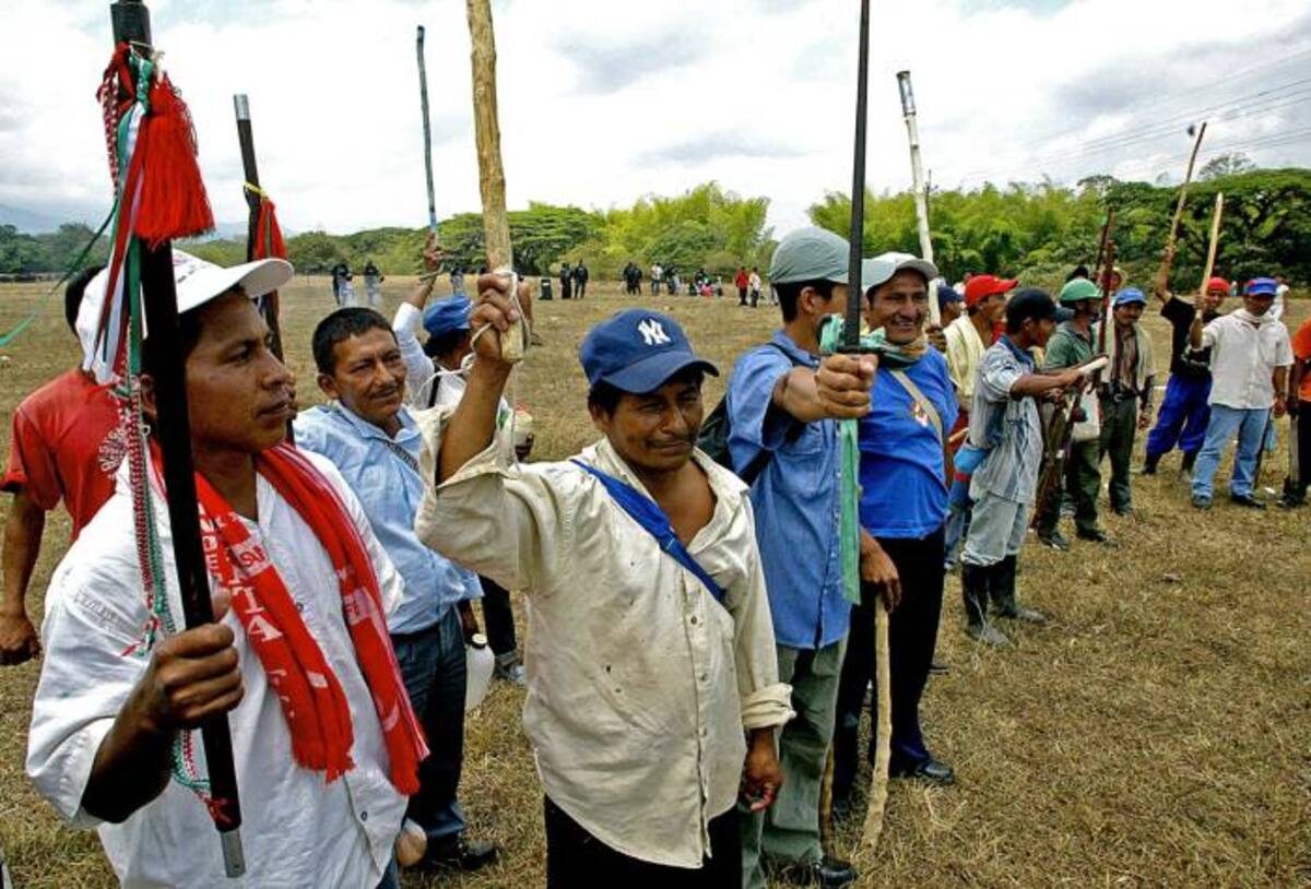 Indígenas protestan con bastones, pidiendo la desmilitarización en Toribío, Cauca. AFP MAURICIO DUENAS