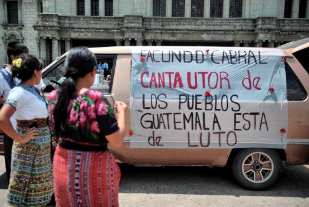 Espontáneamente, admiradores del cantautor llegaron al sitio del siniestro y manifestaron su duelo en diferentes formas. Johan ORDONEZ/AFP