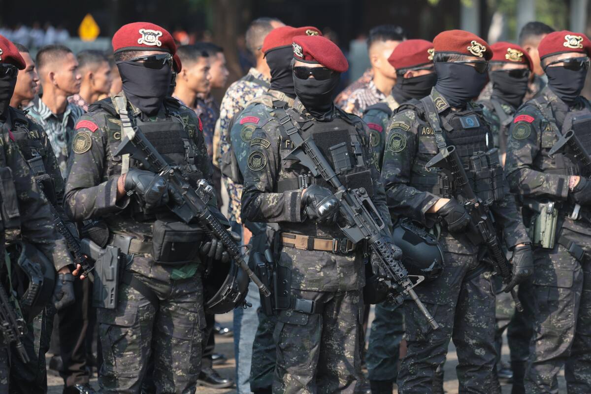 Policías antiterroristas en el cuartel general militar de Indonesia en Yakarta durante los preparativos de la visita del papa Francisco. EFE/EPA/ADIWEDA