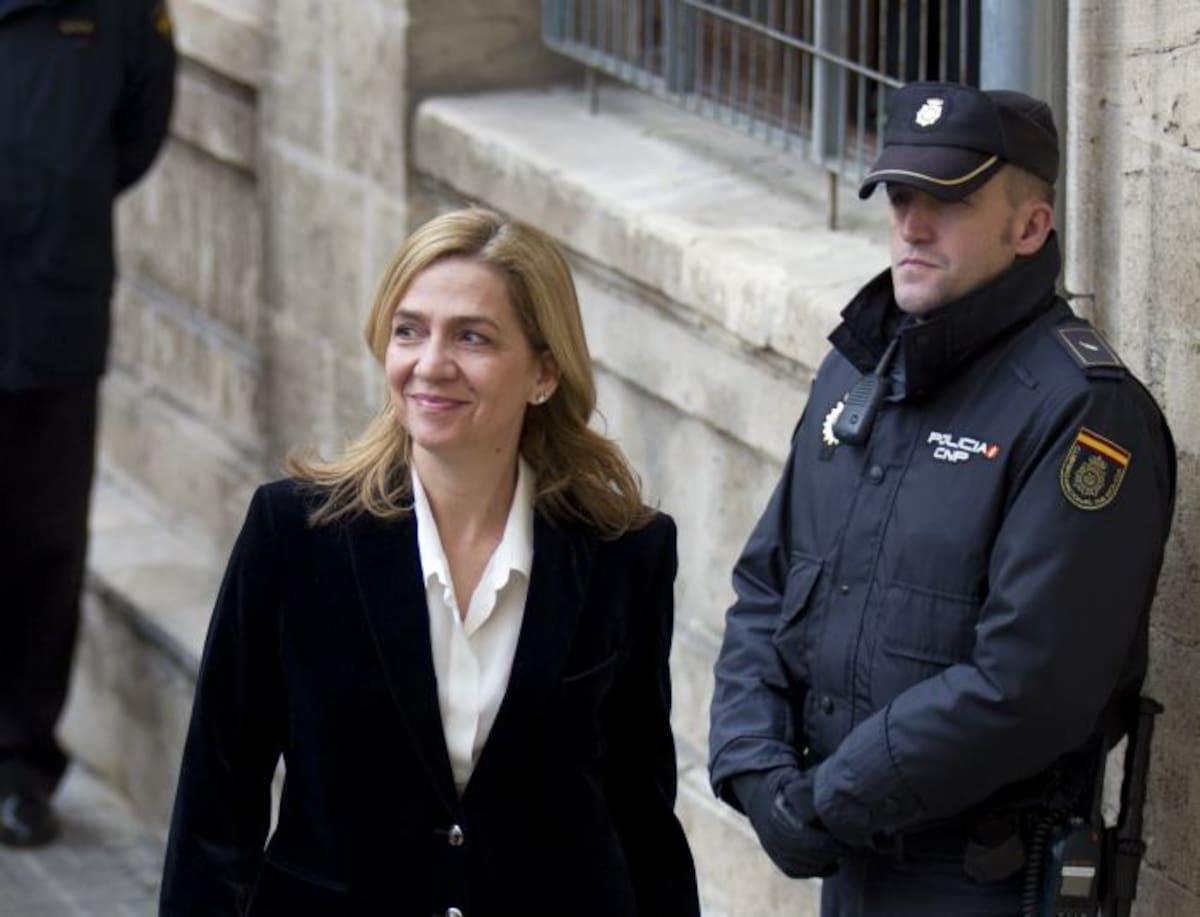 Cristina, de 50 años, está acusada de dos delitos de evasión fiscal que suponen una pena máxima de ocho años de cárcel. Foto:AP