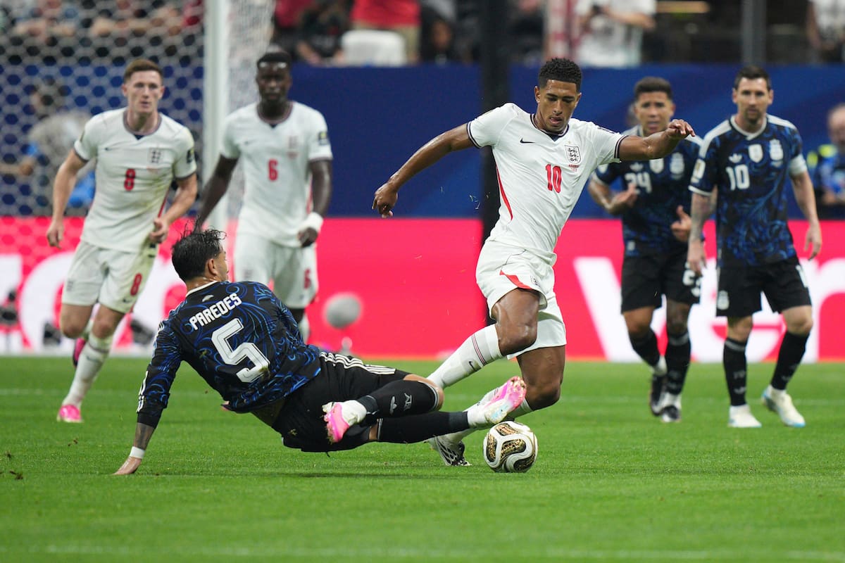 El argentino Leandro Paredes (5) cae mientras disputa el balón con el inglés Jude Bellingham (10) durante el partido de semifinales de la Copa del Mundo entre Inglaterra y Argentina en Atlanta. //Foto, AP: Jacob Kupferman