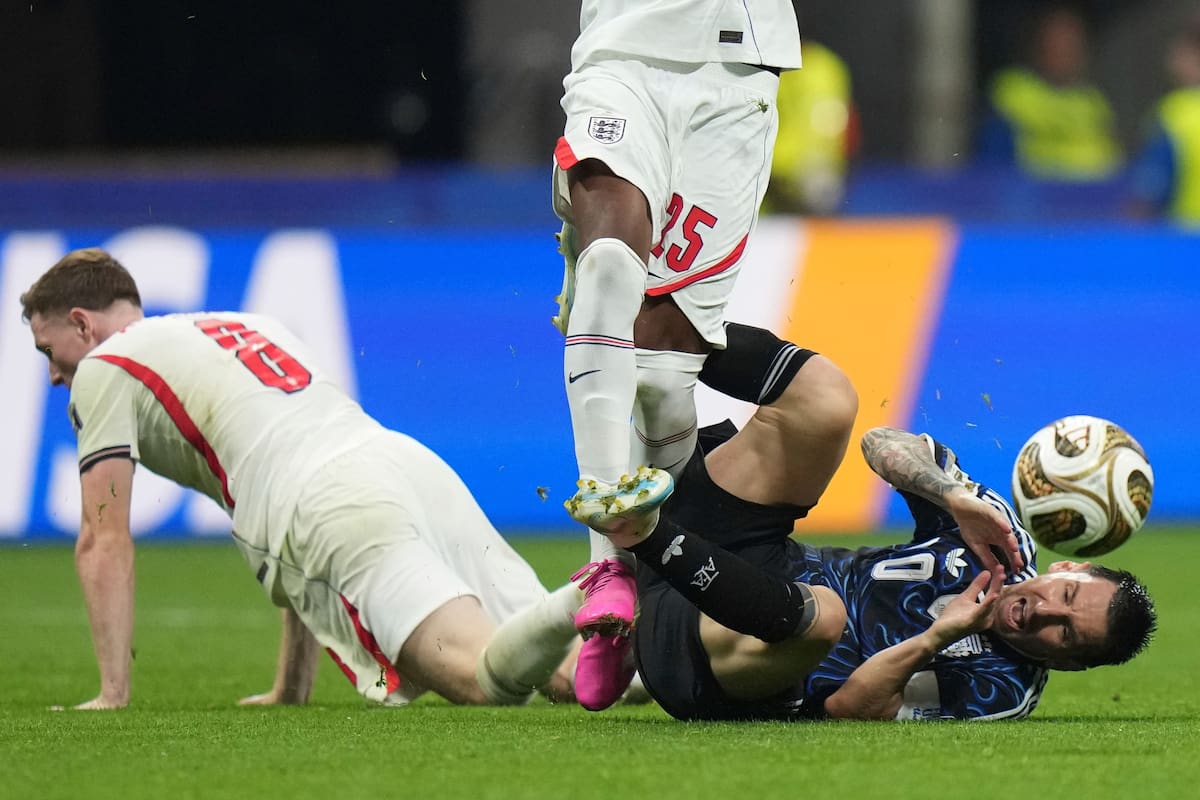 El argentino Lionel Messi (10) es frenado por el inglés Elliot Anderson (8) durante el partido de semifinales de la Copa del Mundo entre Inglaterra y Argentina en Atlanta. //Foto, AP: Stephanie Scarbrough