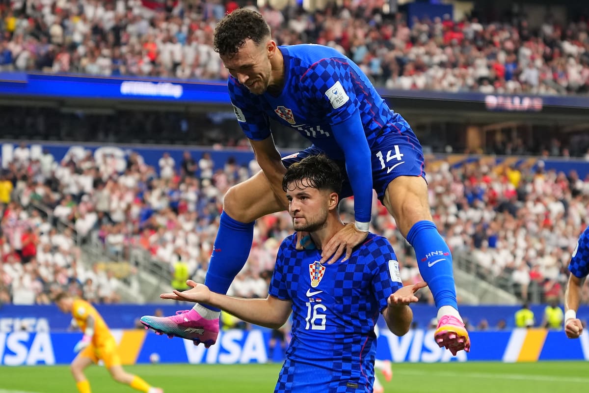 El croata Martin Baturina (16) marcó un golazo en la derrota de Croacia ante Inglaterra en el debut del Mundial. //Foto, AP: Julio Cortez