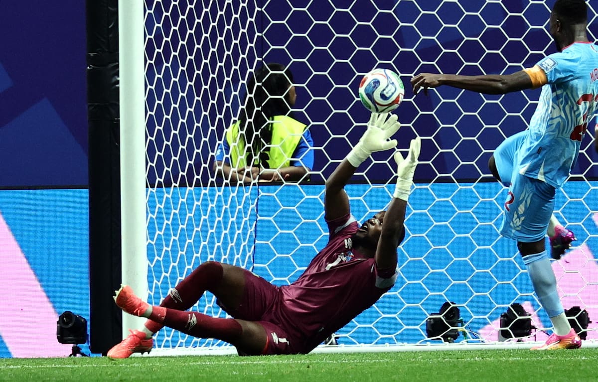 El portero congoleño Lionel Mpasi era la figura del partido ante Inglaterra hasta que apareció Harry Kane. //Foto, EFE: RONALD WITTEK