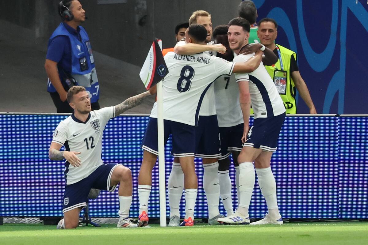 Harry Kane (C) de Inglaterra celebra marcar el gol 0-1 durante el partido del grupo C de la UEFA EURO 2024 entre Dinamarca e Inglaterra, en Frankfurt Main, Alemania, el 20 de junio de 2024. //EFE