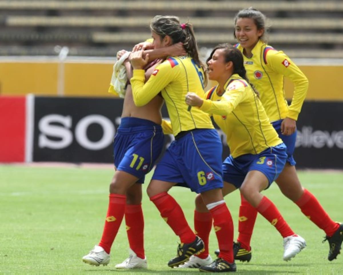 Ingrid Vidal es felicitada por sus compañeras luego de anotar el gol del triunfo.