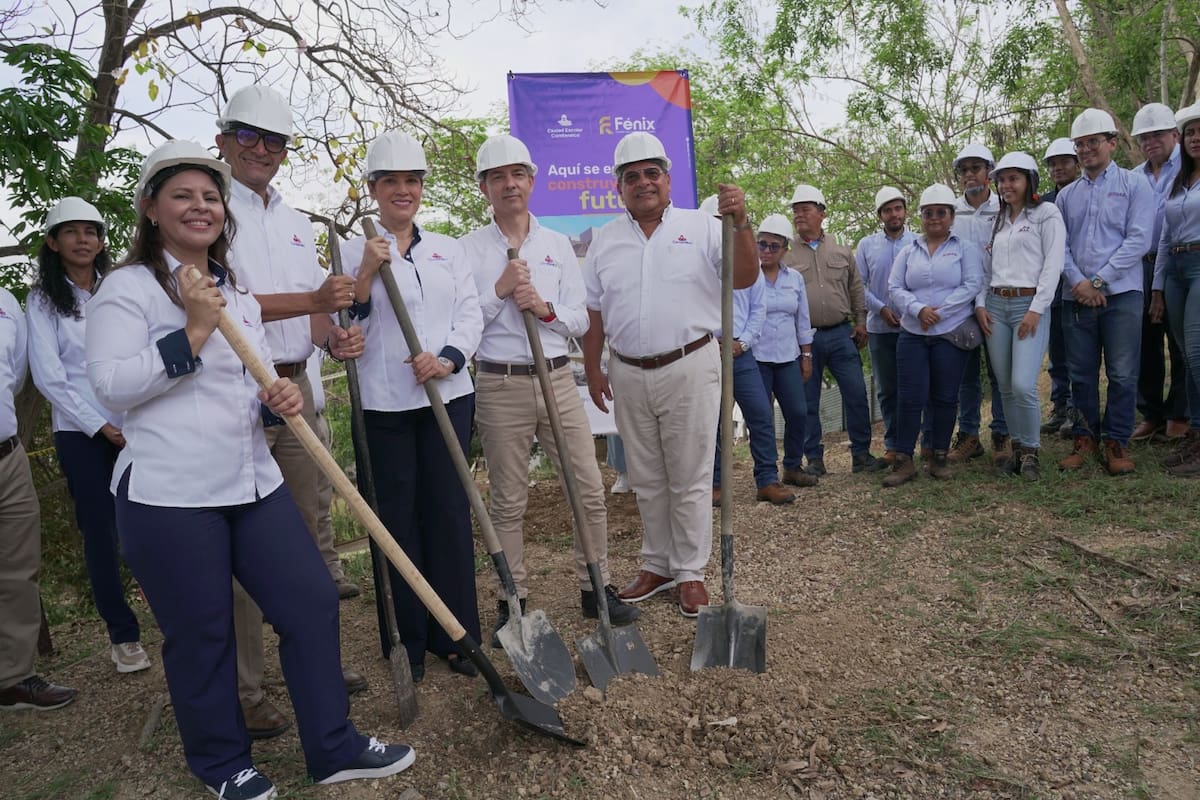 Directivos de la Caja de Compensación Familiar de Fenalco – ANDI Comfenalco Cartagena en los actos de inicio de obras del Proyecto Fénix, que modernizará la Ciudad Escolar Comfenalco, en Zaragocilla. // Cortesía