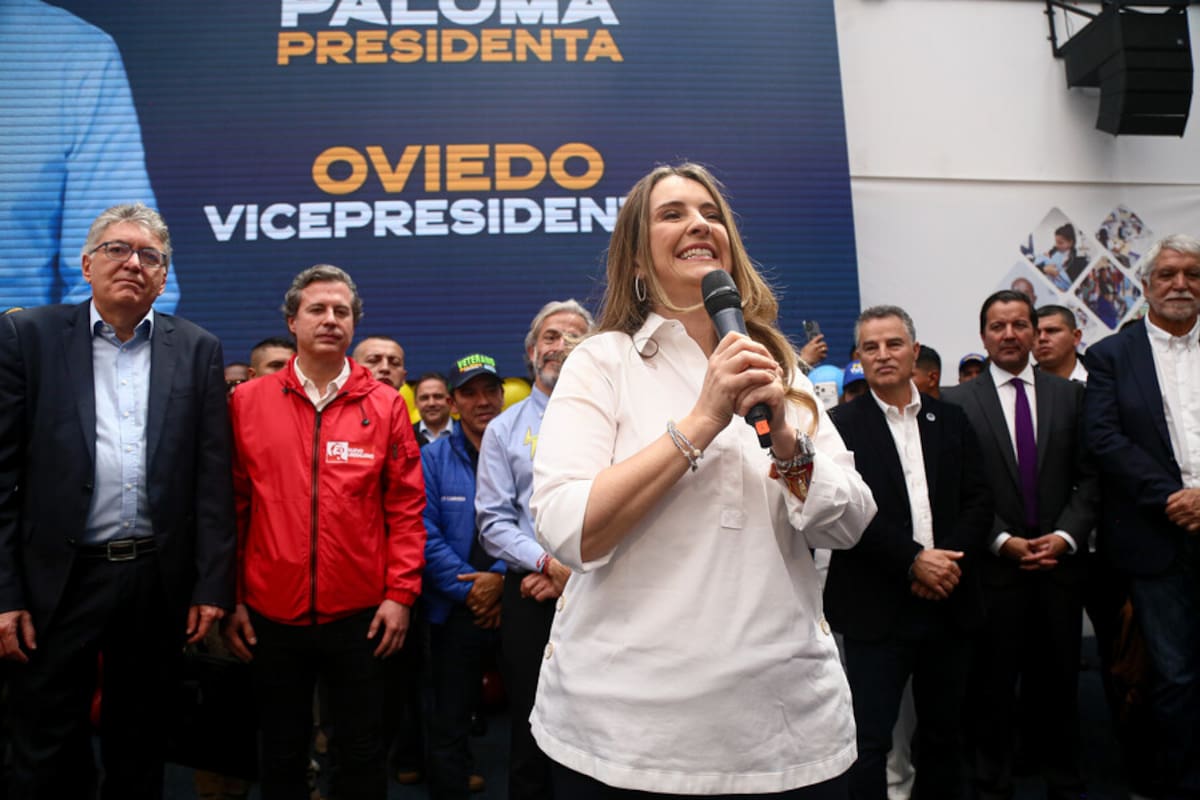 La candidata Paloma Valencia junto a su fórmula vicepresidencial, Juan Daniel Oviedo. // Foto: Colprensa - Lina Gasca