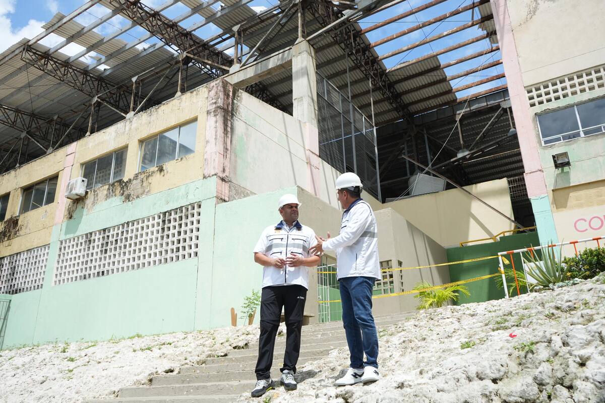 Inspección al Coliseo Norton Madrid por parte del alcalde de Cartagena, Dumek Turbay. // Cortesía