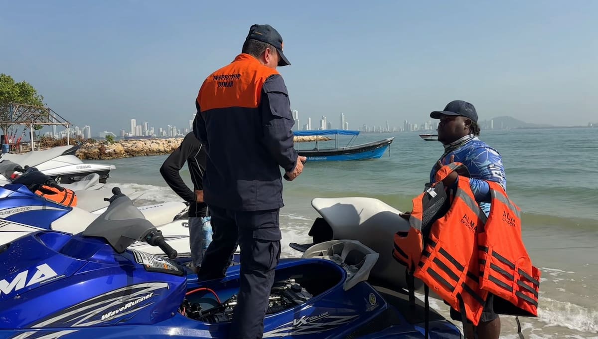 Inspección de la Capitanía de Puerto de Cartagena a las motos acuáticas de Tierra Bomba. // Foto: cortesía - Dimar