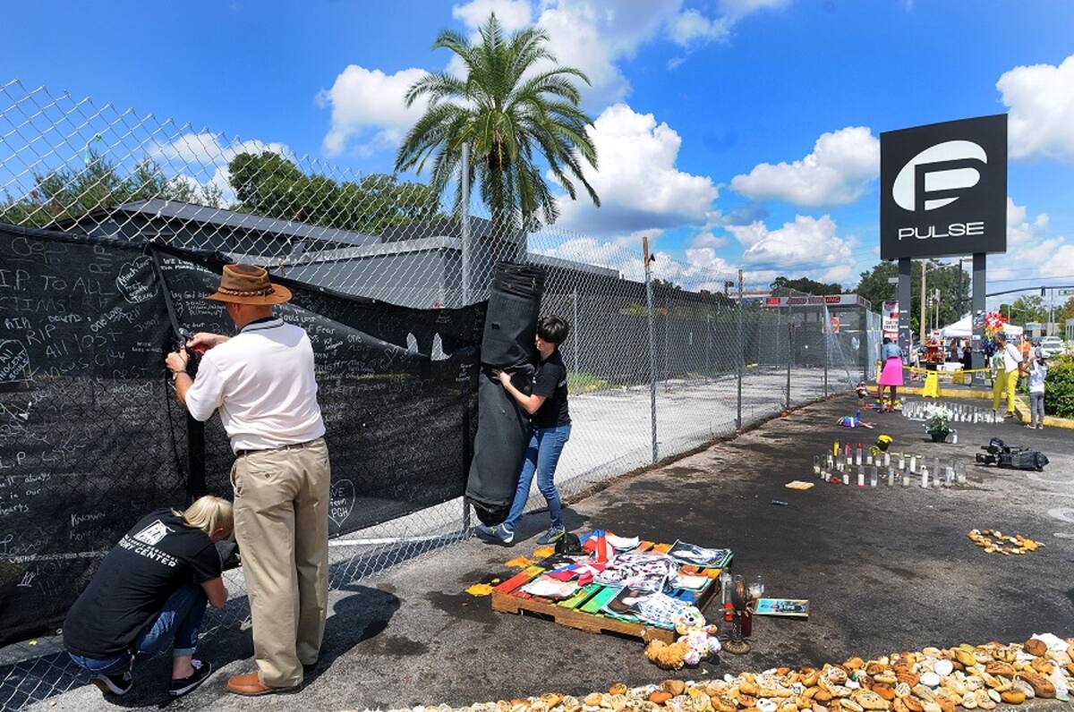 El tiroteo en Pulse es considerado un atentado terrorista pues Omar Mateen se identificó durante sus conversaciones con la Policía como "soldado islámico" y juró lealtad al Estado Islámico (EI) antes de morir por disparos de los agentes que tomaron el local para liberar a los rehenes que él había tomado. EFE