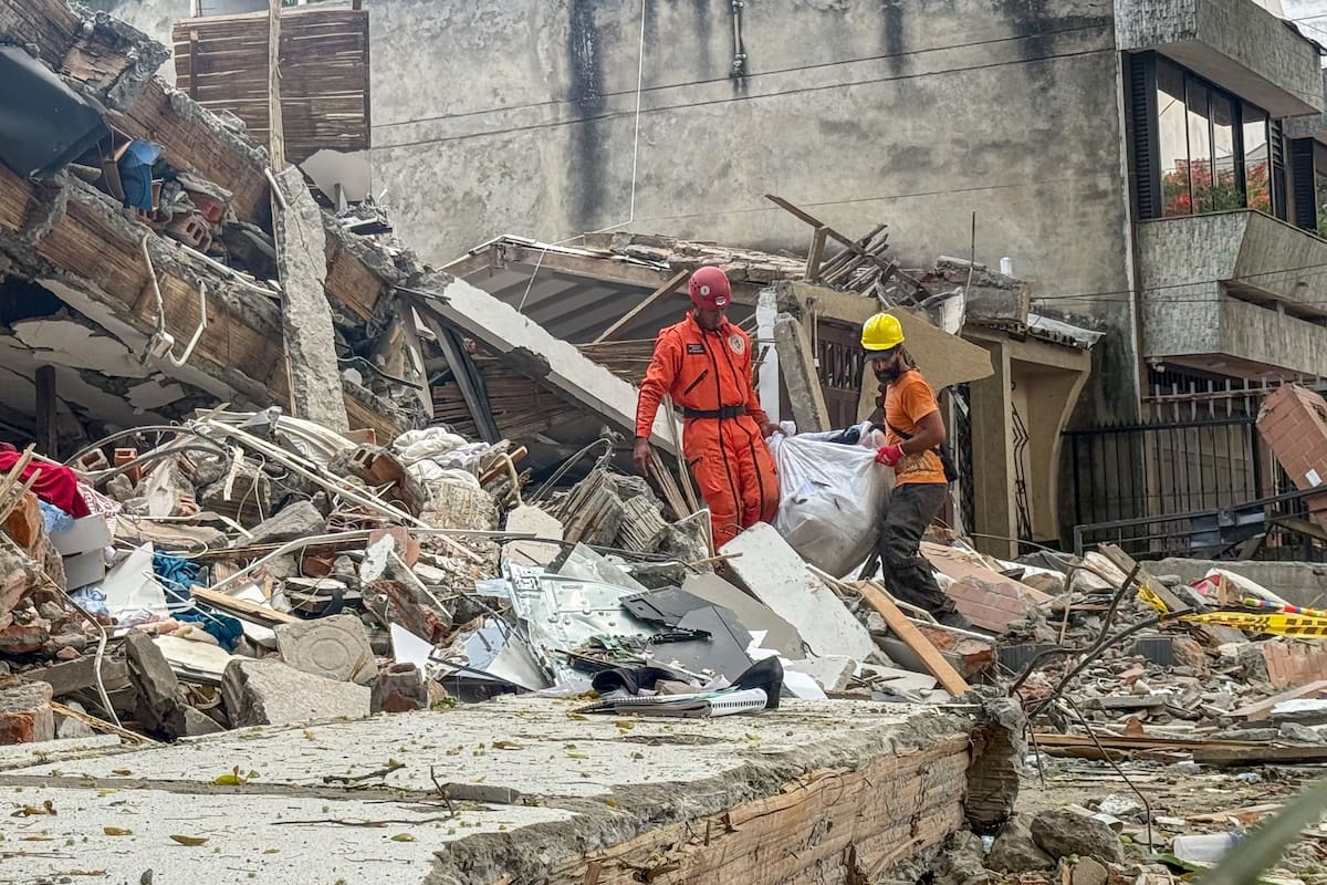 Fotografía que muestra una vivienda destruida este sábado en Cali. // Foto: EFE/Mario Baos