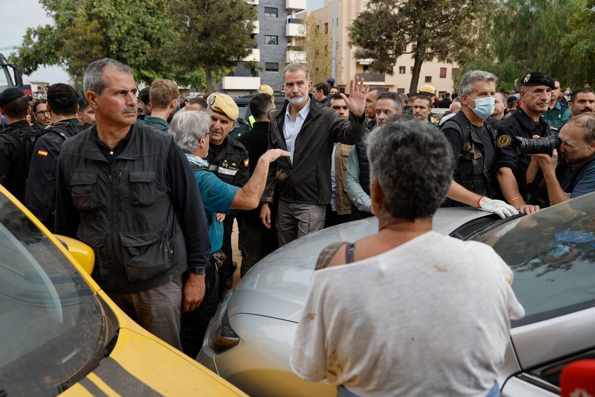 PAIPORTA (VALENCIA), 03/11/2024.- El rey Felipe, durante su visita a Paiporta este domingo. Gritos de 'fuera', así como lanzamiento de barro, están recibiendo a la comitiva de los reyes de España, el presidente del Gobierno, Pedro Sánchez, y el president de la Generalitat, Carlos Mazón, a su llegada al centro de Paiporta. Numerosas personas indignadas han recibido con insultos a la comitiva y se han encarado con ella, mientras que tanto el rey como la reina ha intentado mediar con jóvenes que se les han acercado.EFE/ Biel Aliño