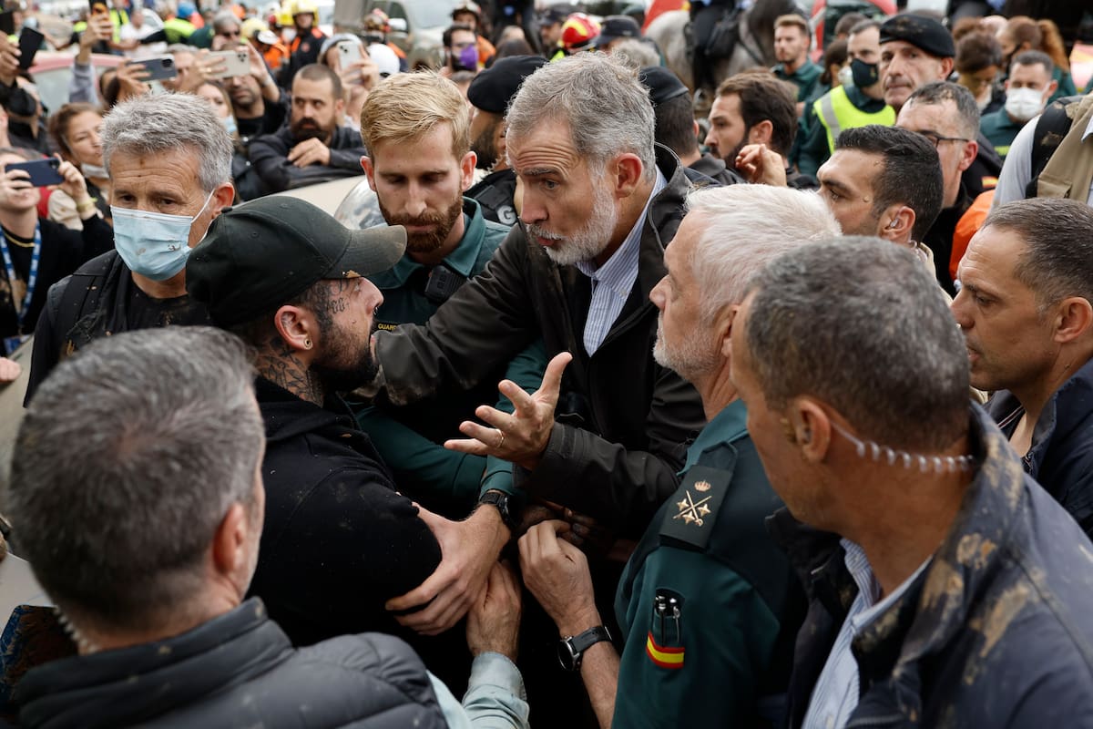 Polémica durante visita de los reyes de España a ciudades inundadas