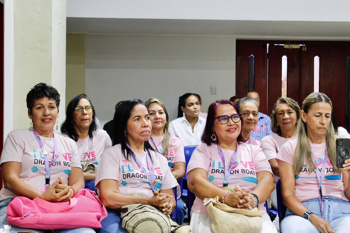 Integrantes de Dragon Boat, organización que brinda apoyo a mujeres que han enfrentado o están enfrentando el cáncer de mama.// Foto: cortesía