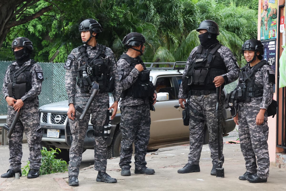 Integrantes de la Policía de Bolivia custodian durante un operativo en Santa Cruz (Bolivia). // Foto: EFE