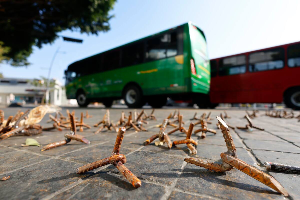 Ojetos metálicos bloqueando el transito de vehículos en una vía de Guadalajara, México. // Foto: EFE